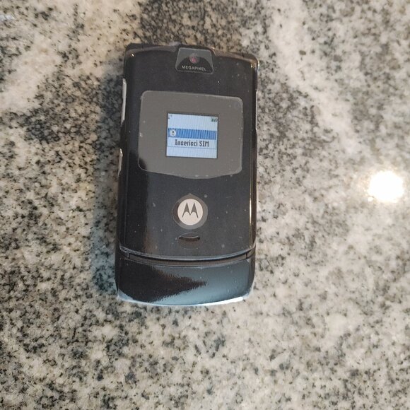 Motorola RAZR V3 2G GSM Unlocked Flip Phone - Picture 2 of 5